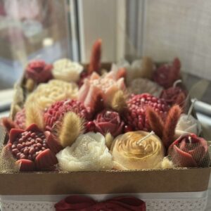 Κέρινη premium ανθοσύνθεση σε χάρτινο κουτί - Image 4