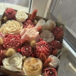 Κέρινη premium ανθοσύνθεση σε χάρτινο κουτί - Image 5