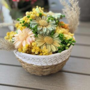 Margaret bouquet in a basket - Image 5