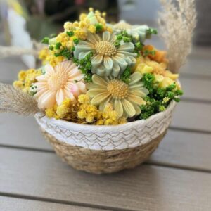 Margaret bouquet in a basket - Image 6