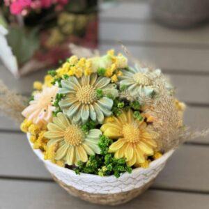 Margaret bouquet in a basket - Image 10