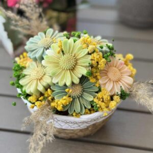 Margaret bouquet in a basket - Image 4