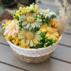 Margaret bouquet in a basket - Image 13