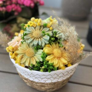 Margaret bouquet in a basket - Image 11