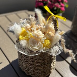 Summer bouquet in a basket - Image 12