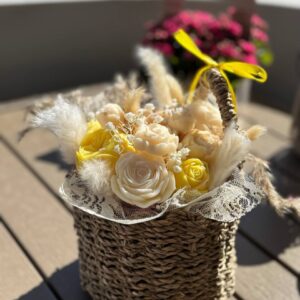 Summer bouquet in a basket - Image 10