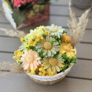 Margaret bouquet in a basket - Image 9