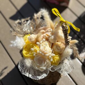 Summer bouquet in a basket - Image 11